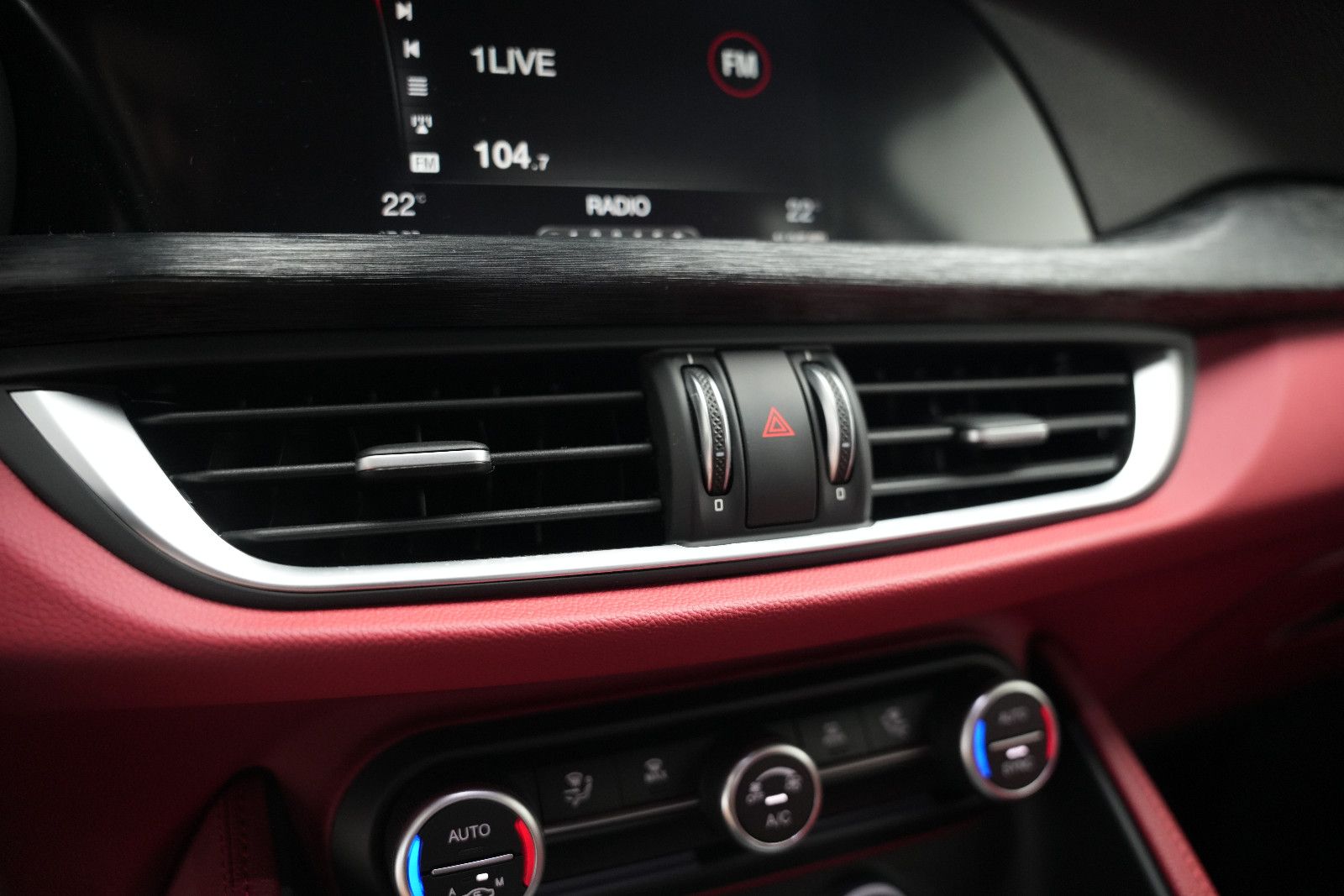 Fahrzeugabbildung Alfa Romeo Stelvio Super Q4/BI-XENON/PDC/AUTOMATIK/SPURHALT