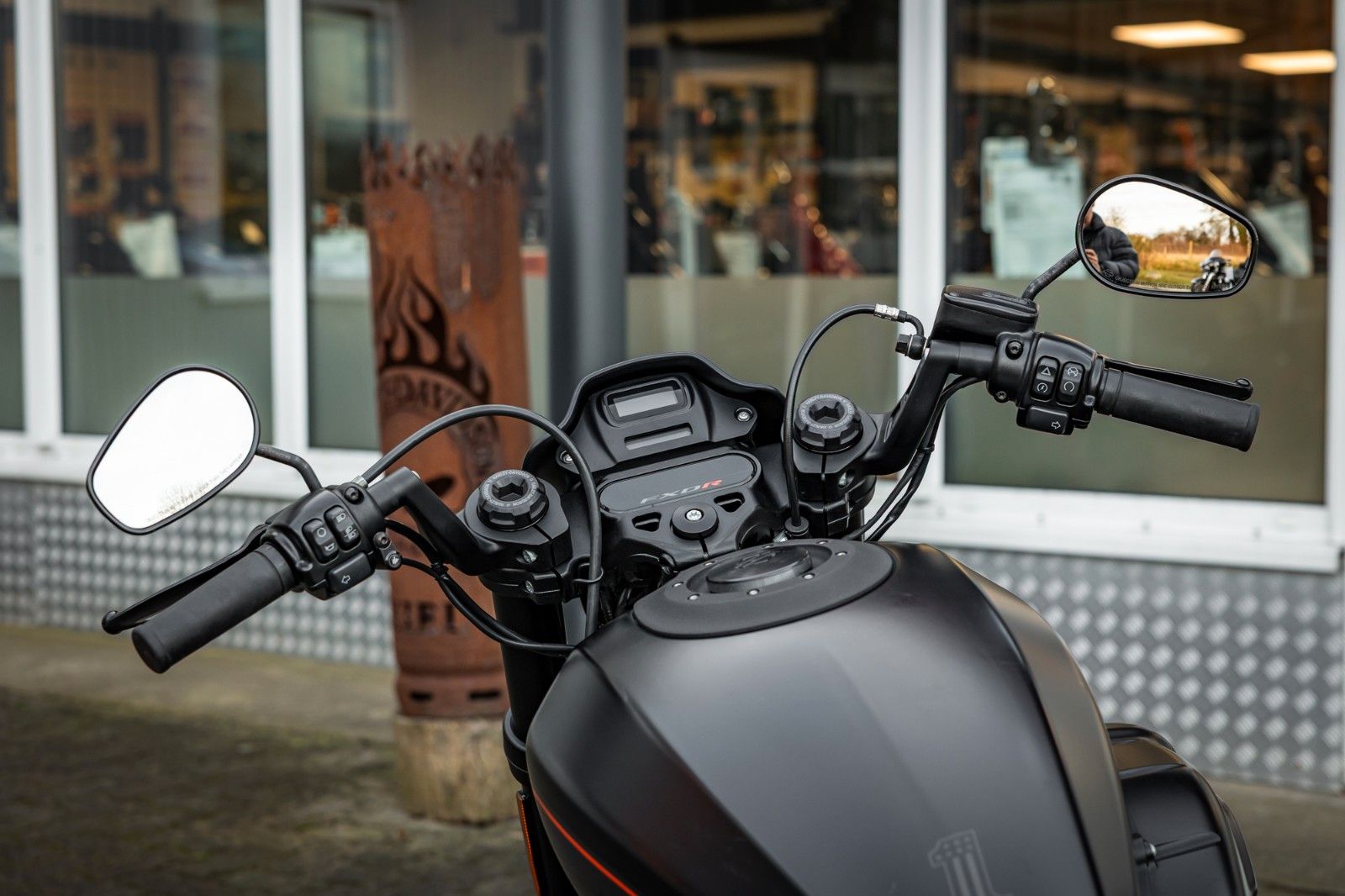 Fahrzeugabbildung Harley-Davidson FXDRS 114 CUI - KESSTECH - SEITLICHER KZH