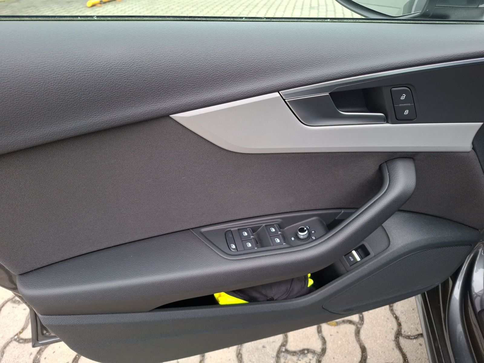 Fahrzeugabbildung Audi A4 Avant 40 TFSI S-tronic S-line LED AVC Navi