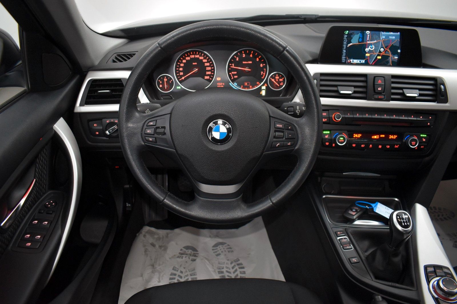 Fahrzeugabbildung BMW 316i Touring Navi,Bi-Xenon,SH,PDC,Comfort-Paket