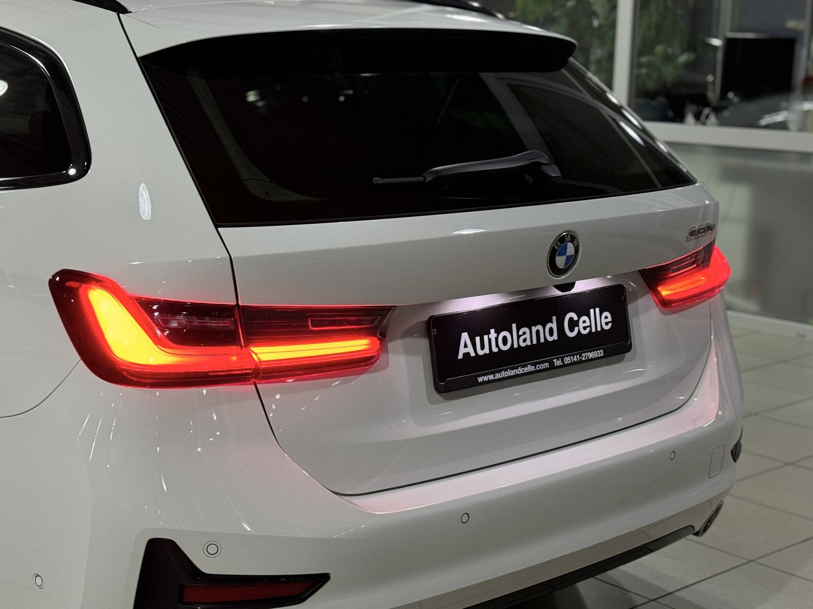 Fahrzeugabbildung BMW 330e Sport Line Panorama Laser Kamera HUD HiFi