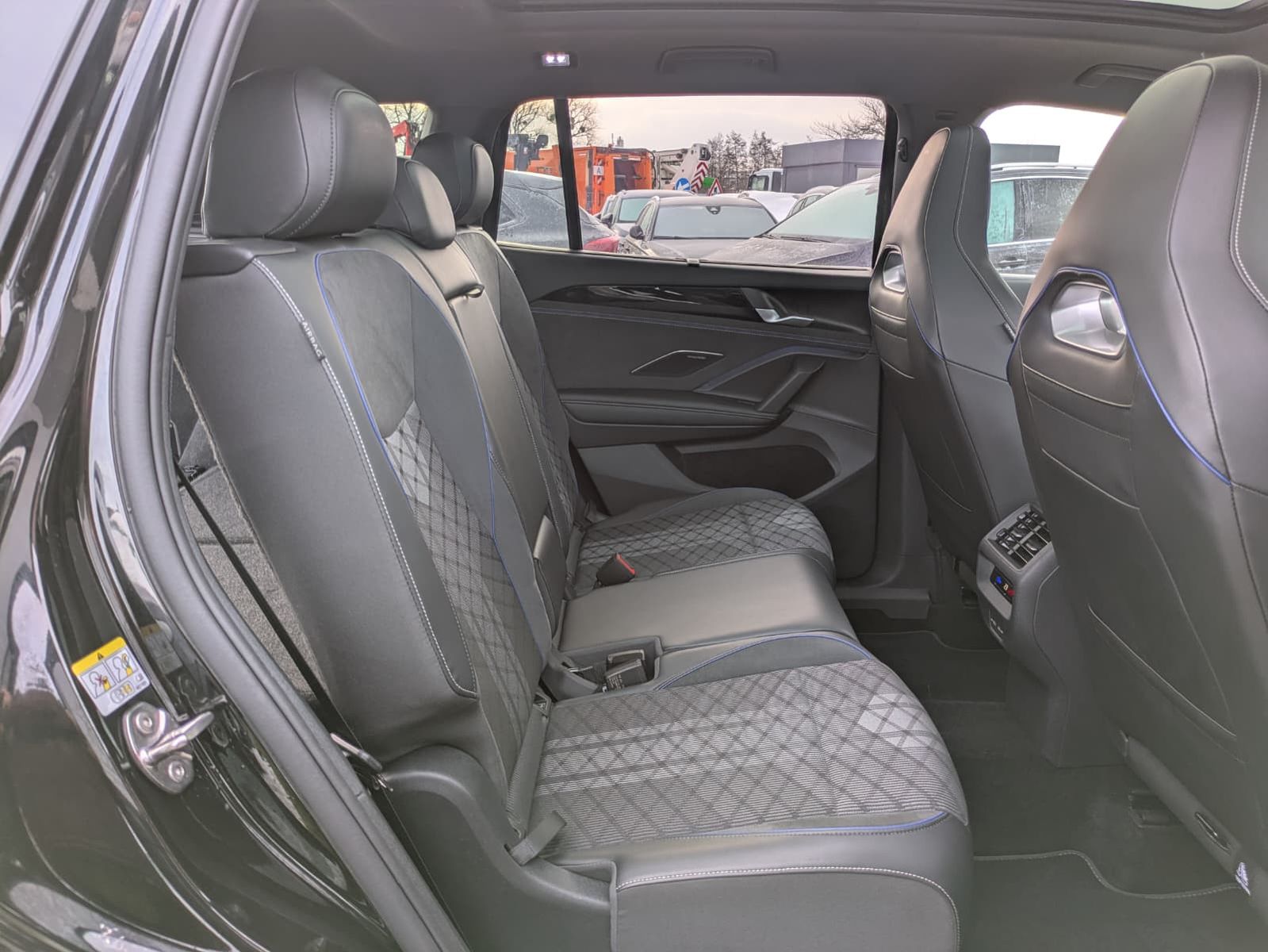 Fahrzeugabbildung Volkswagen Tayron 2.0 TDI 4M R-Line 7Si*MATRIX*AHK*PANO*HUD