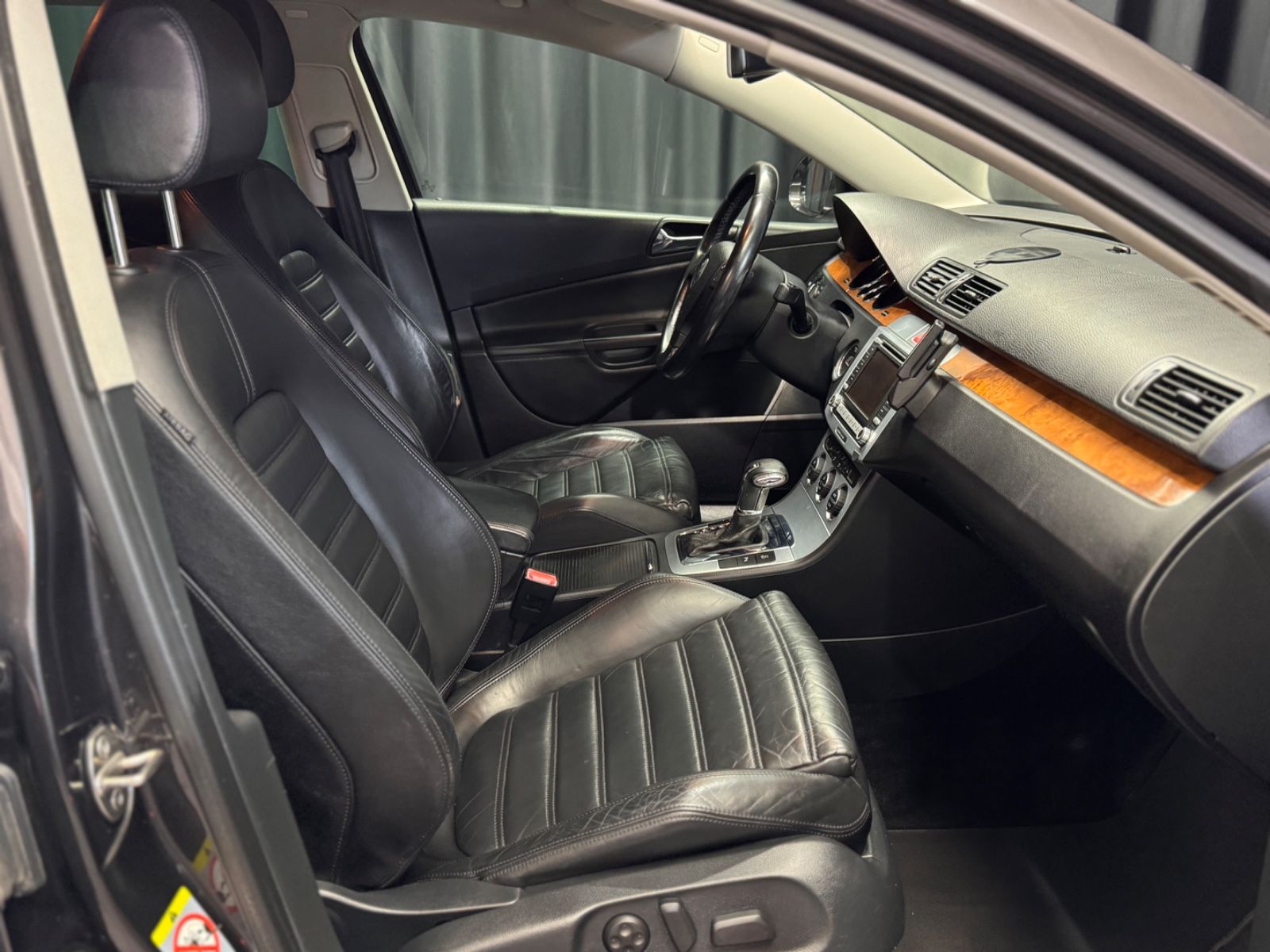 Fahrzeugabbildung Volkswagen Passat Variant Highline|DSG|NAVI|LEDER|TÜV 12/25