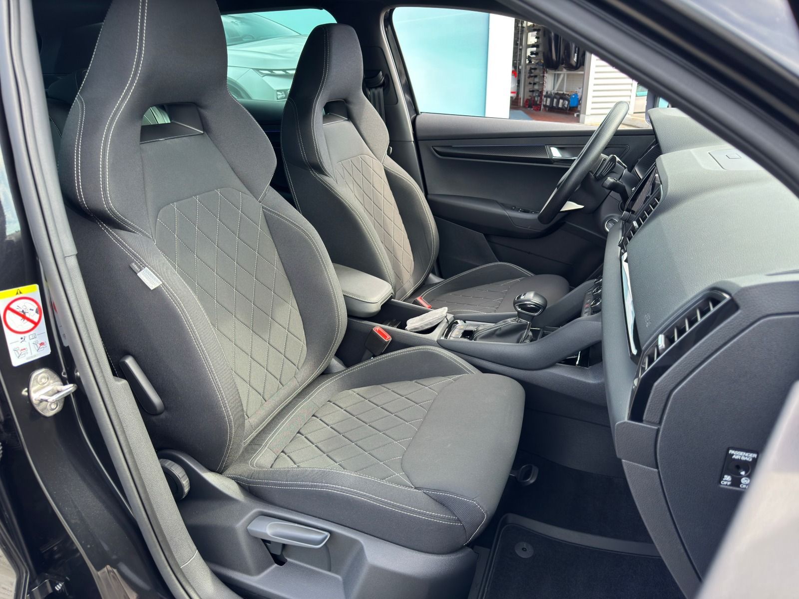 Fahrzeugabbildung SKODA Karoq Sportline 1.5TSI DSG*RFK*SideAss*AHK*eHeck