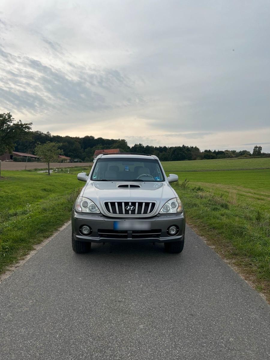 Hyundai Terracan 2004 — rear view