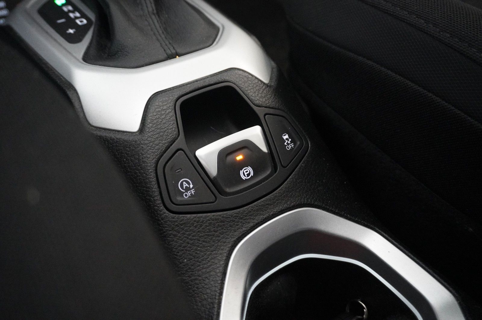 Fahrzeugabbildung Jeep Renegade 1.4 LIMITED 4WD BI-XENON/SHZ/PANO./DAB+