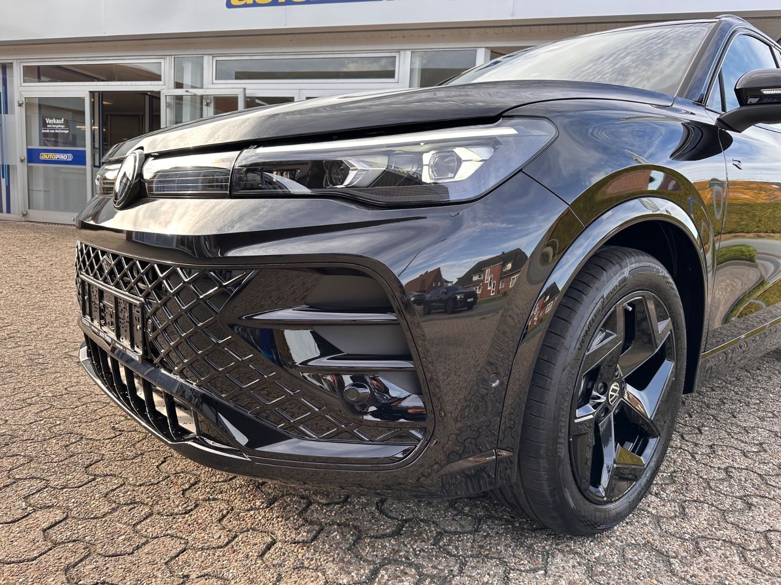 Fahrzeugabbildung Volkswagen Tiguan R-Line 2.0 TDI DSG Black/Pano/Matrix/AHK