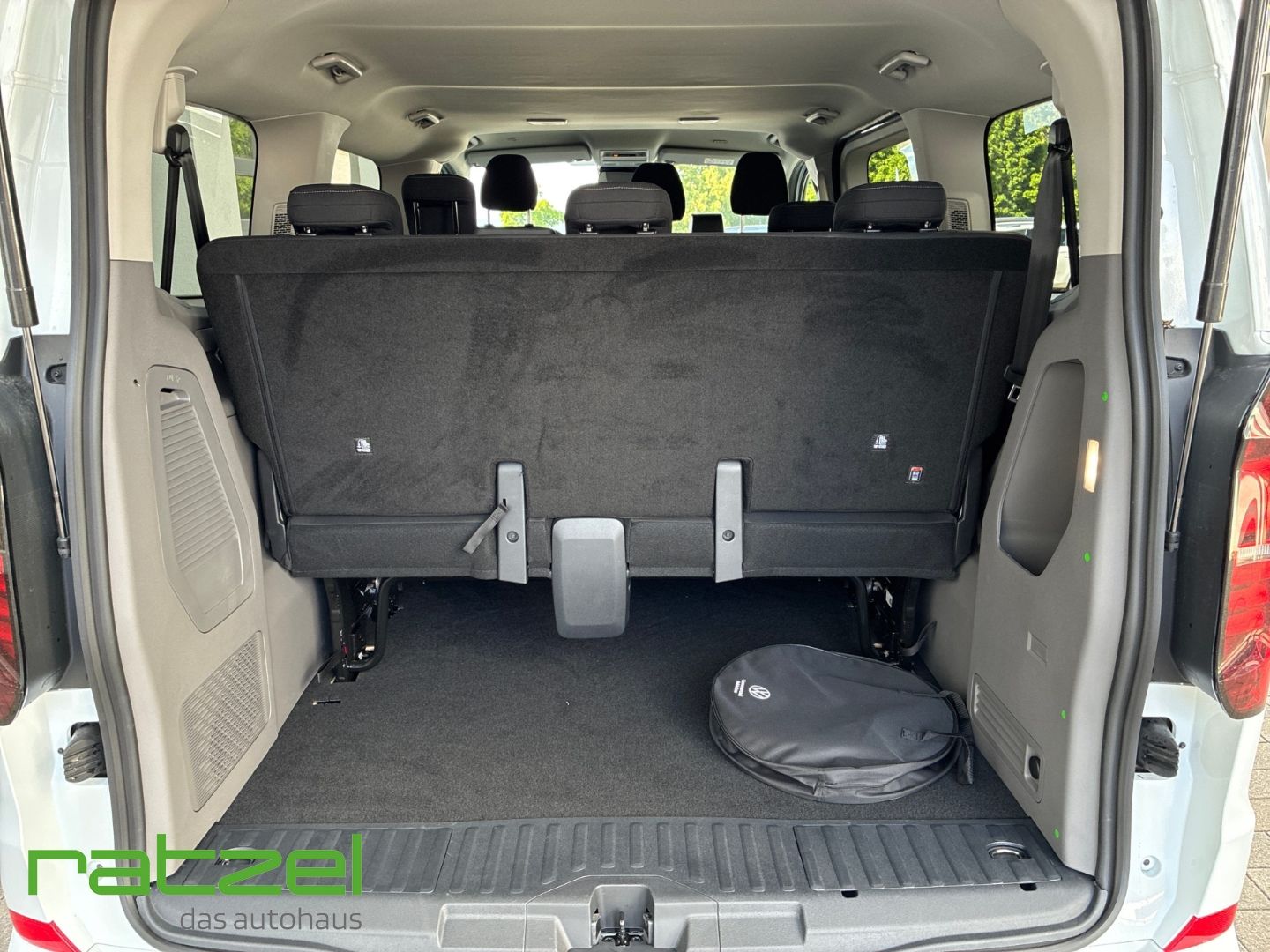 Fahrzeugabbildung Volkswagen T7 Caravelle e-Caravelle 9-Sitzer Life Navi+LED+
