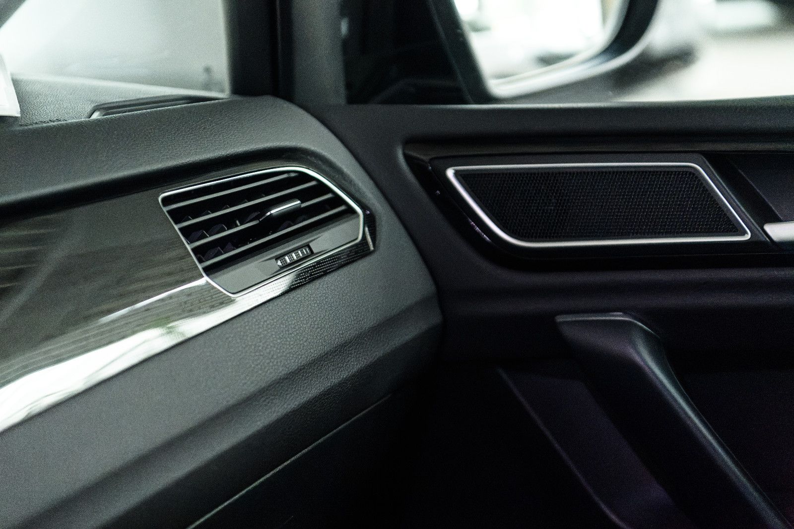 Fahrzeugabbildung Volkswagen Golf Sportsvan VII Highl+AHK+LED+GRA+SHZ+ALUFELG