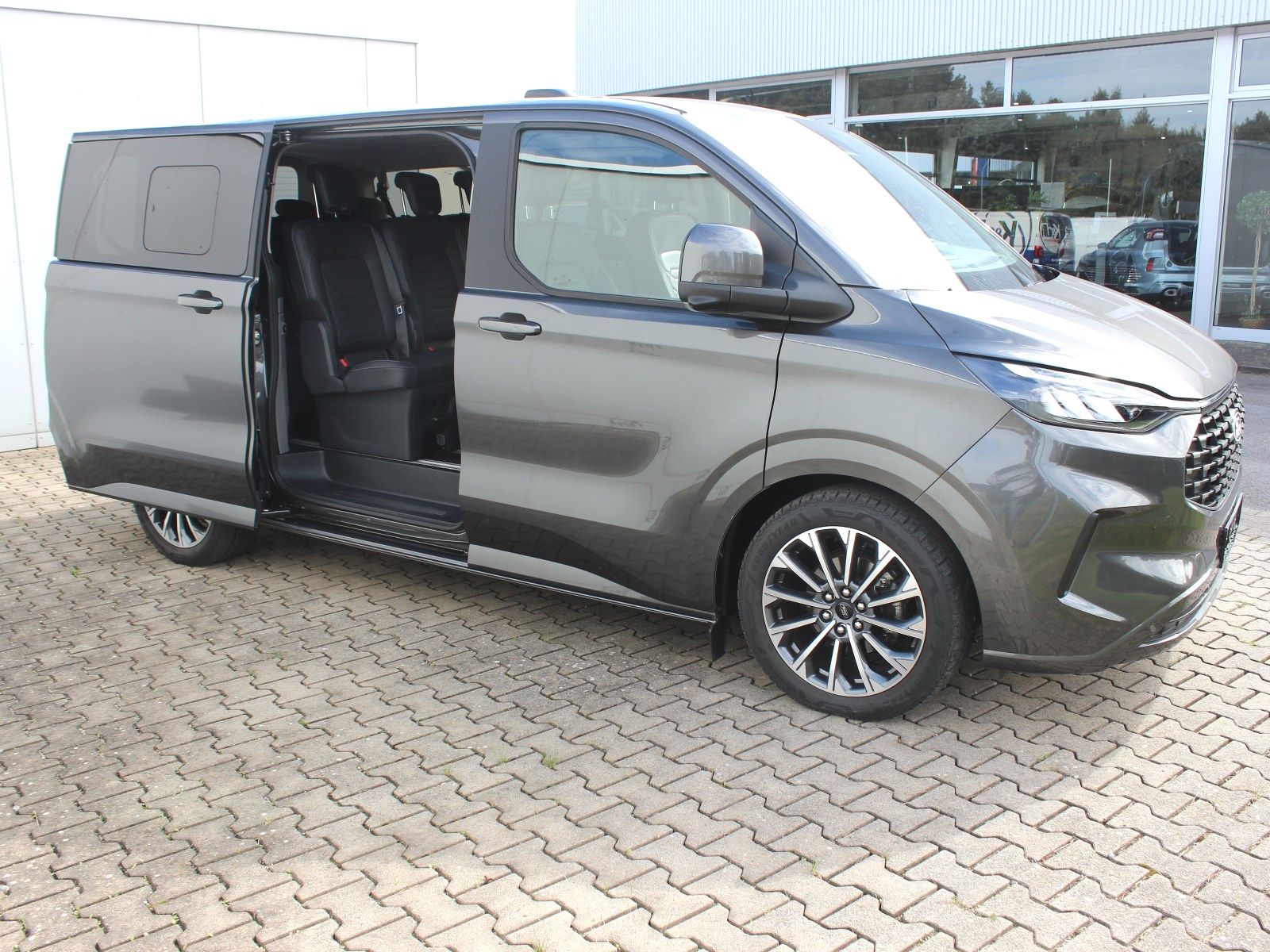 Fahrzeugabbildung Ford Tourneo Custom 320 L1 Tourneo Titanium X AWD