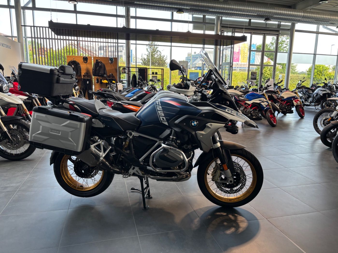 Fahrzeugabbildung BMW R 1250 GS Trophy 5 Pakete Akrapovic Koffersatz