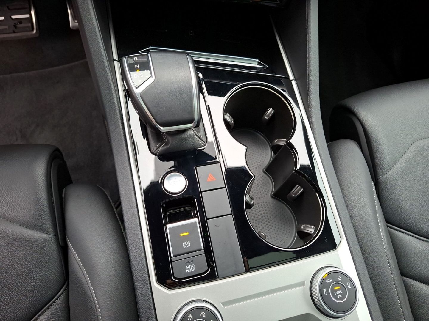 Touareg 3.0 TDI V6 4M R-Line *PANO*STHZ*HUD*