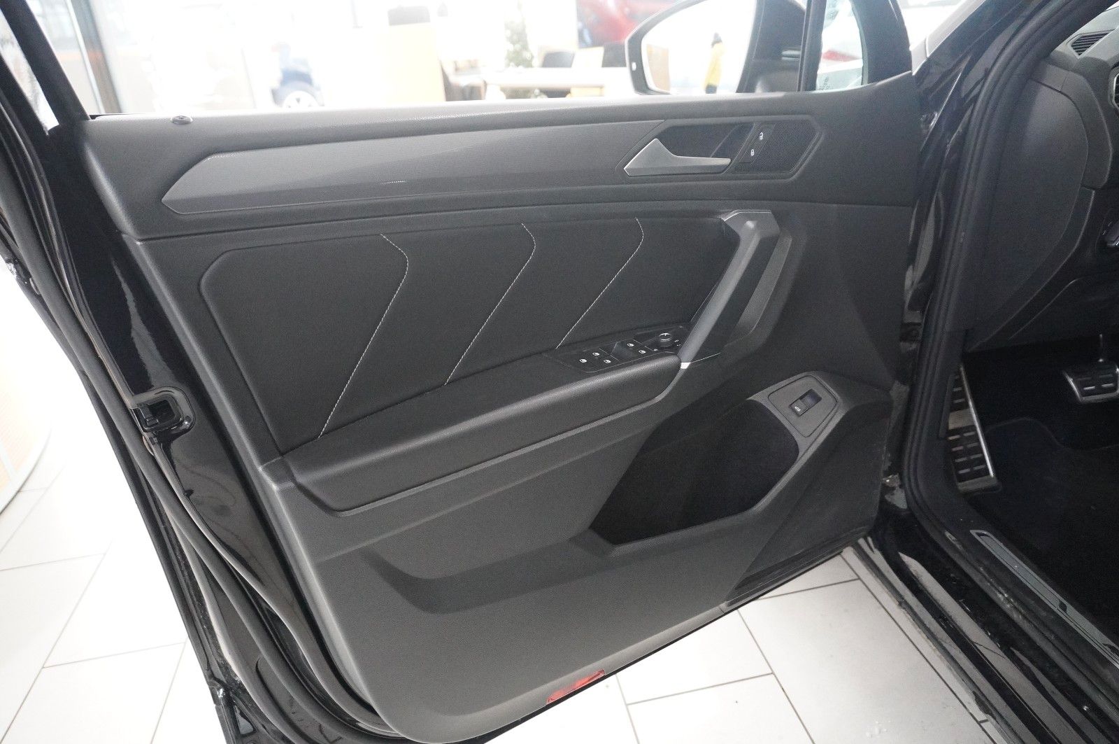 Fahrzeugabbildung Volkswagen Tiguan Allspace 2.0D R-LINE 4M NAVI/SH/SPORT/AHK