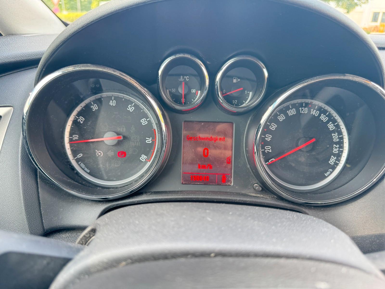 Opel Astra 2011 — photo 15