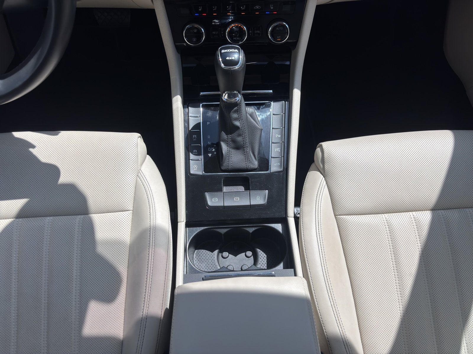 Fahrzeugabbildung SKODA Superb Combi 2.0 TDI L&K 4x4/PANO/AHK/ACC/360°KA