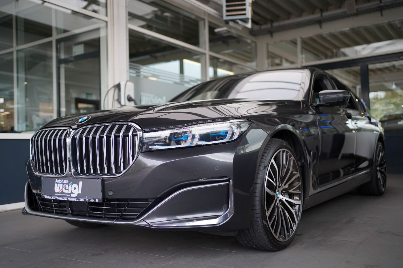 Fahrzeugabbildung BMW 750i xDrive +ferngest. Parken+Komfortsitze v&h++