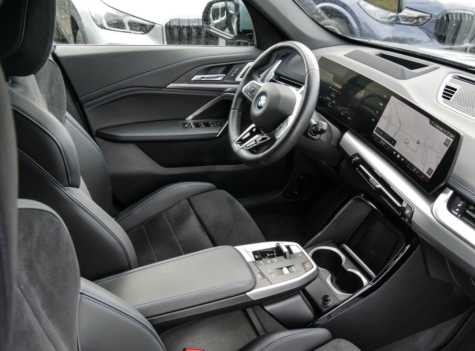 BMW iX1 xDrive30 M Sport Pro HuD Pano AHK H K KZG Ak foto 3