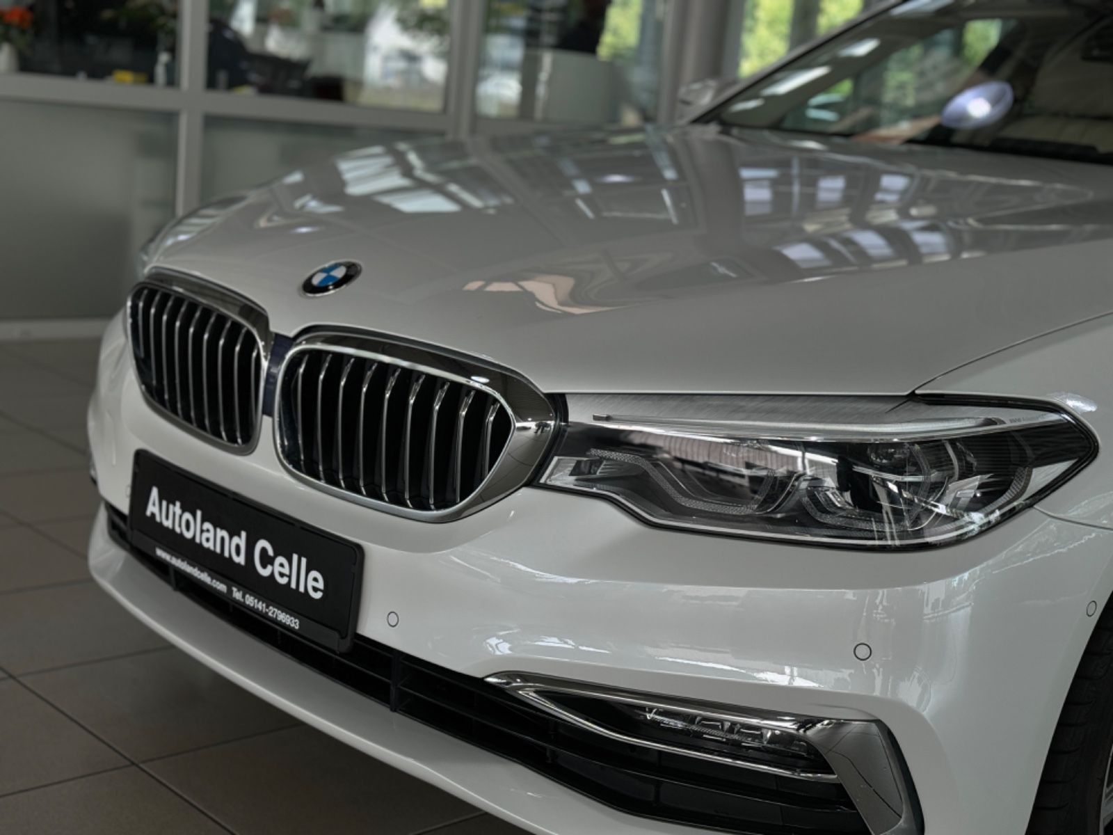 Fahrzeugabbildung BMW 530i Luxury Line Kamera SoftCl HUD HiFi AHK Komf