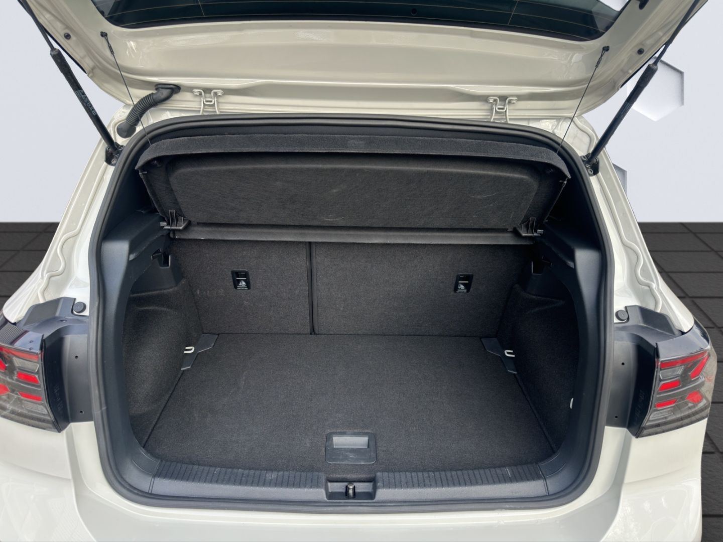 T-Cross R-Line 1.5 l TSI 110 kW DSG AHZV LED GJR