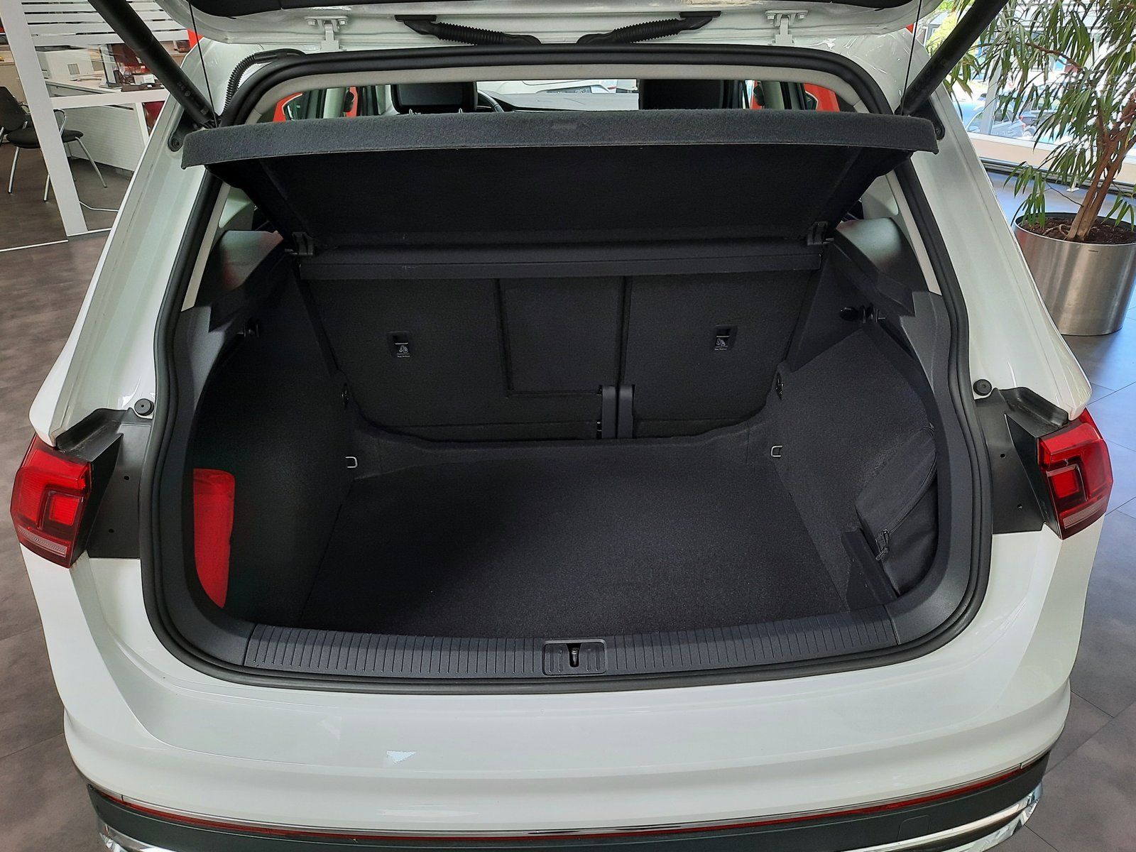 Fahrzeugabbildung Volkswagen Tiguan Elegance TSI DSG *LED*PDC*Sitzhzg*ACC*APP
