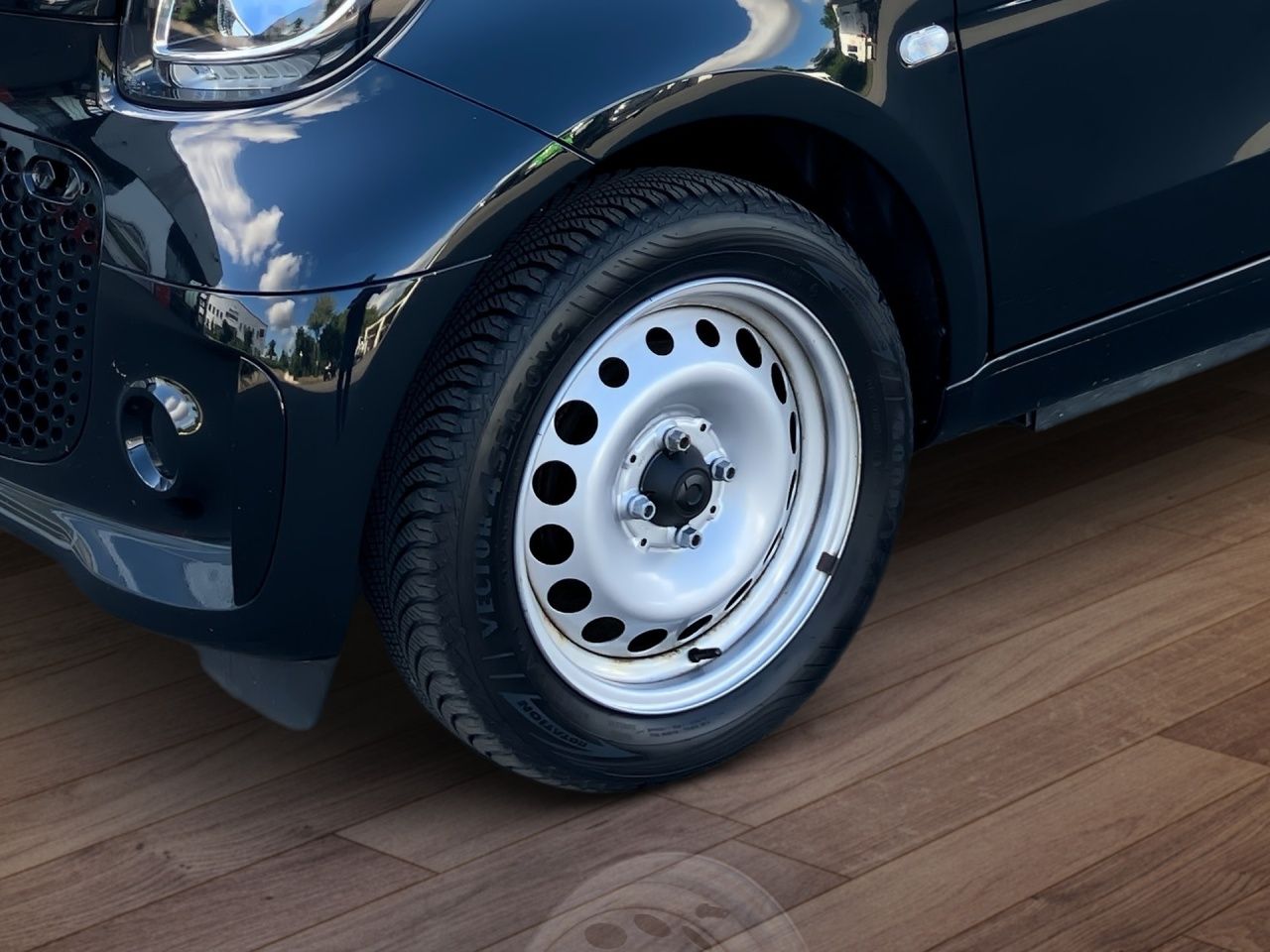 Fahrzeugabbildung Smart smart EQ fortwo AUT Akustikglas KlimaA Navi SHZ