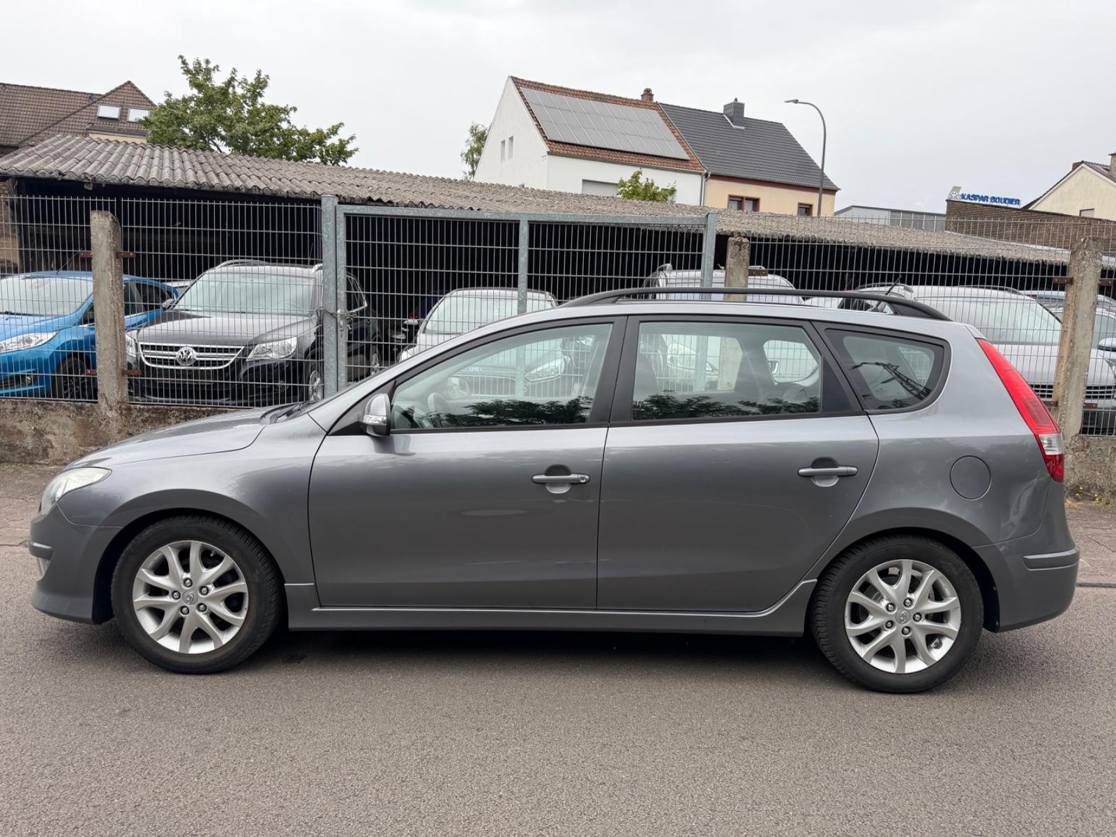 Hyundai i30 2011 — rear view