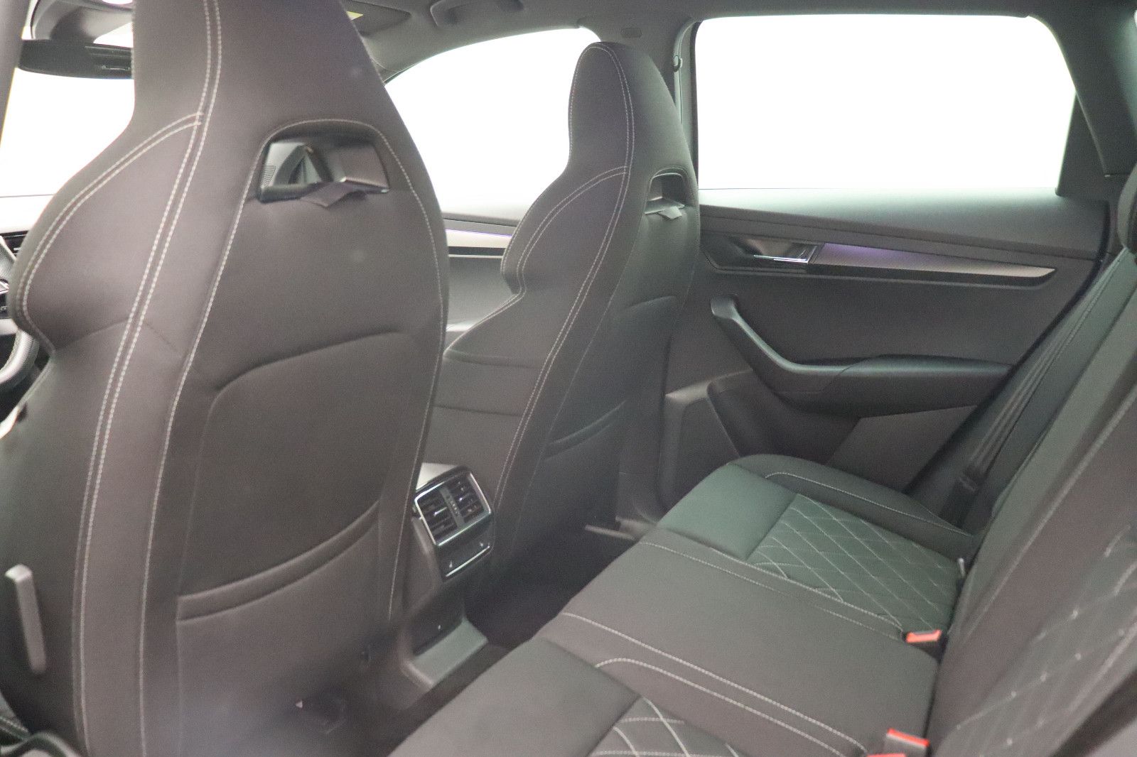 Fahrzeugabbildung SKODA Karoq 1.5 Ambition SPORTLINE LED NAVI ACC