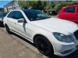 Mercedes-Benz Mercedes Benz E class 220 CDI Diesel - Mercedes-Benz 220 mit Diesel-Antrieb: Limousine, Schaltgetriebe