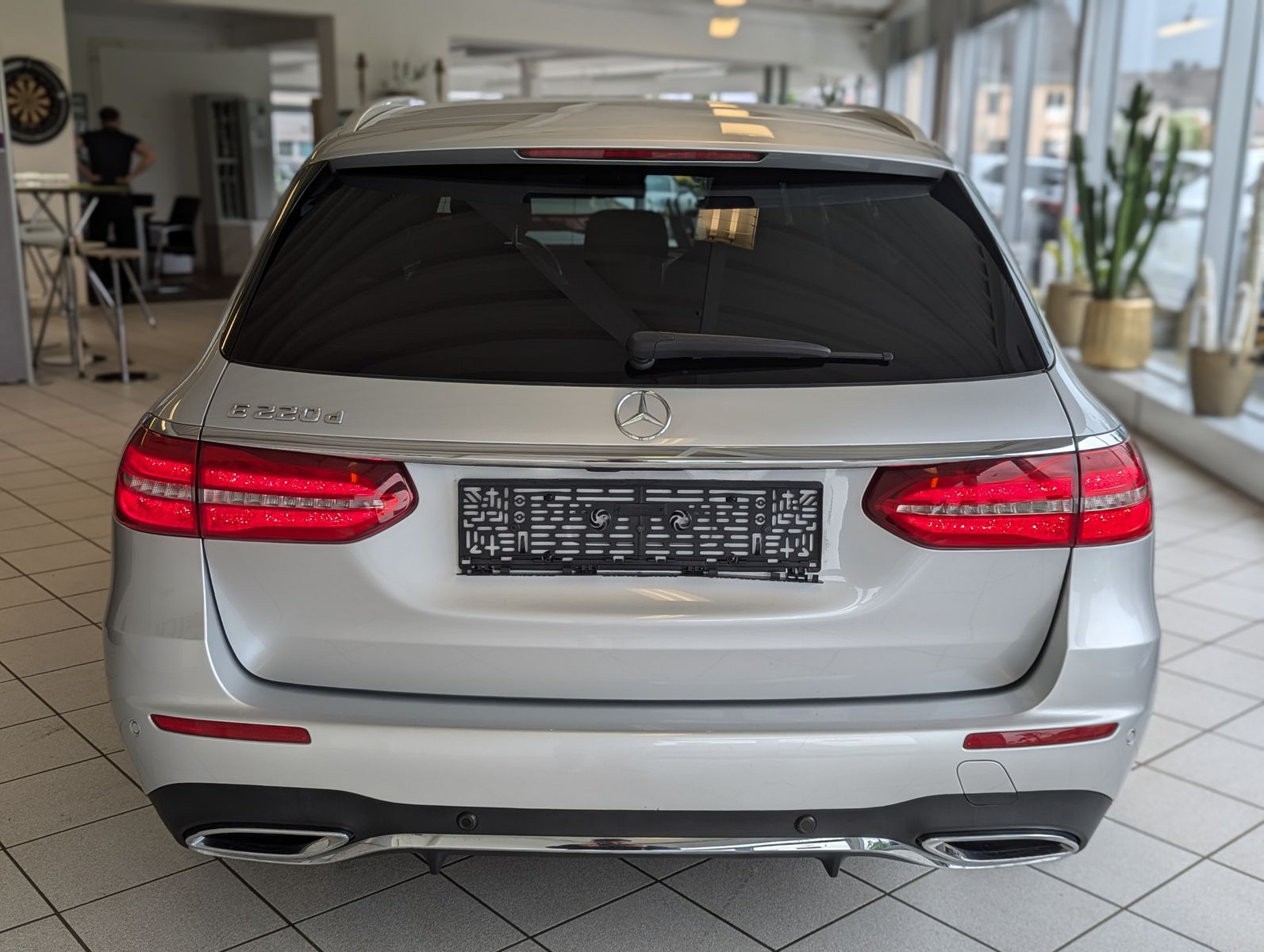 MERCEDES-BENZ E 220 d AMG StHz. Multibeam 360° Memory AHK 19" - Image 6