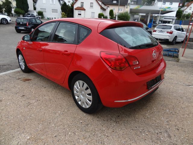 Fahrzeugabbildung Opel Astra J Lim. 5-trg. Selection