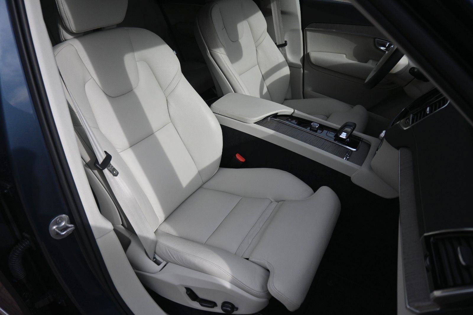 Fahrzeugabbildung Volvo XC90B5 D Plus Bright AWD*360°*Alarm*FSHZG*STHZG*
