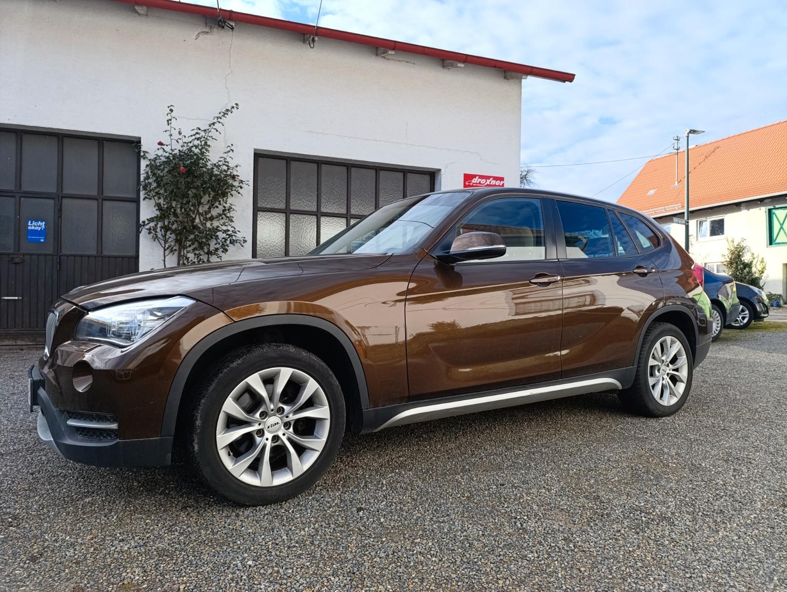BMW X1 20 i xDrive /Leder/Bi Xenon/AHK/1.Hand