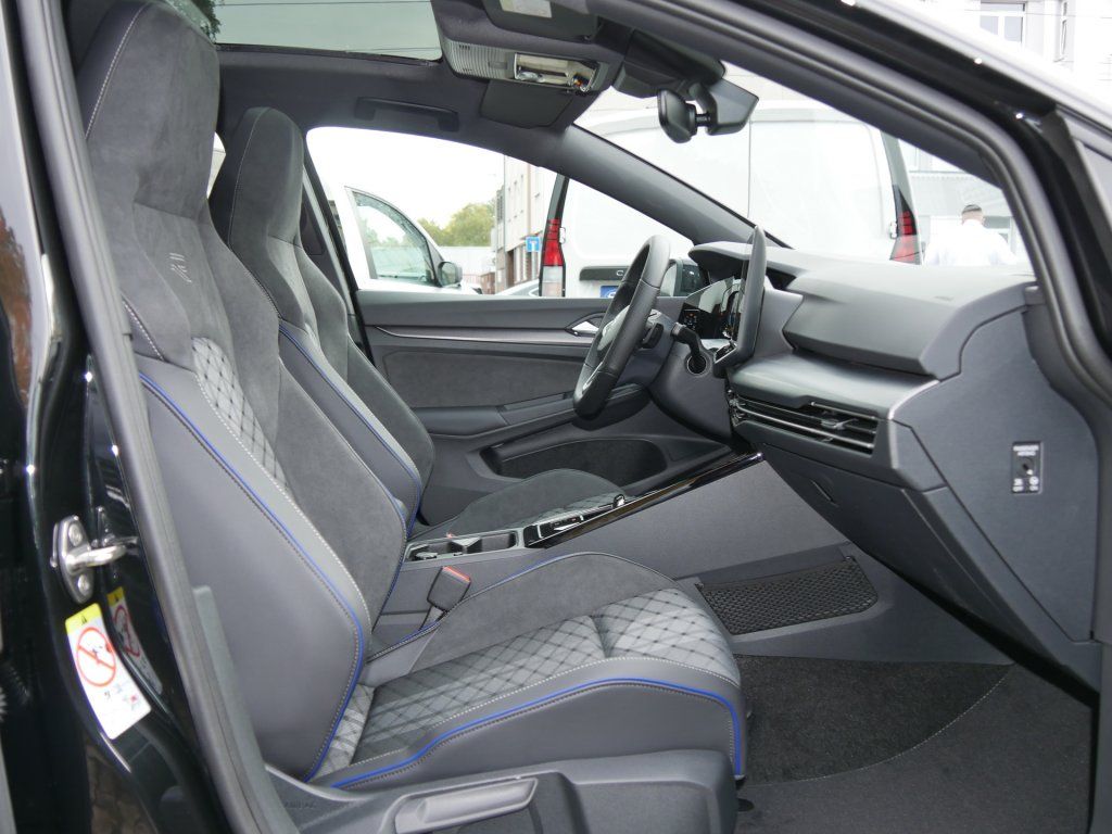 Fahrzeugabbildung Volkswagen Golf 1.5 eTSI R-Line Pano Kamera HarmanKardon