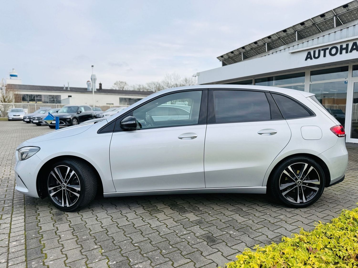 Fahrzeugabbildung Mercedes-Benz B 180 PROGRESSIVE & NIGHT, Automatik, AHK, LED,