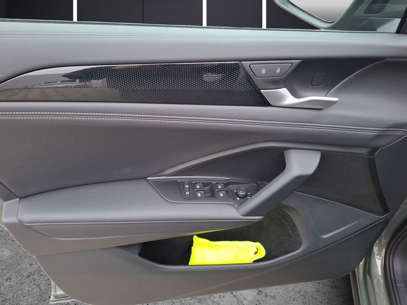 Fahrzeugabbildung Volkswagen Tayron TDI Life DSG 4M LED AHK Navi HUD AID ACC