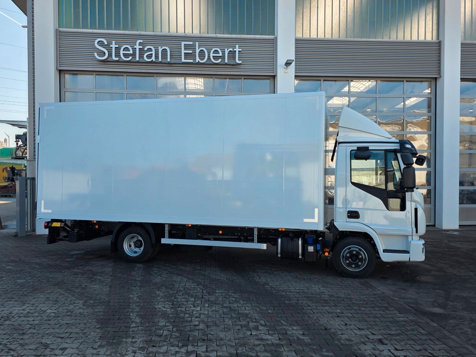 Fahrzeugabbildung Iveco Eurocargo ML80E21 Koffer LBW
