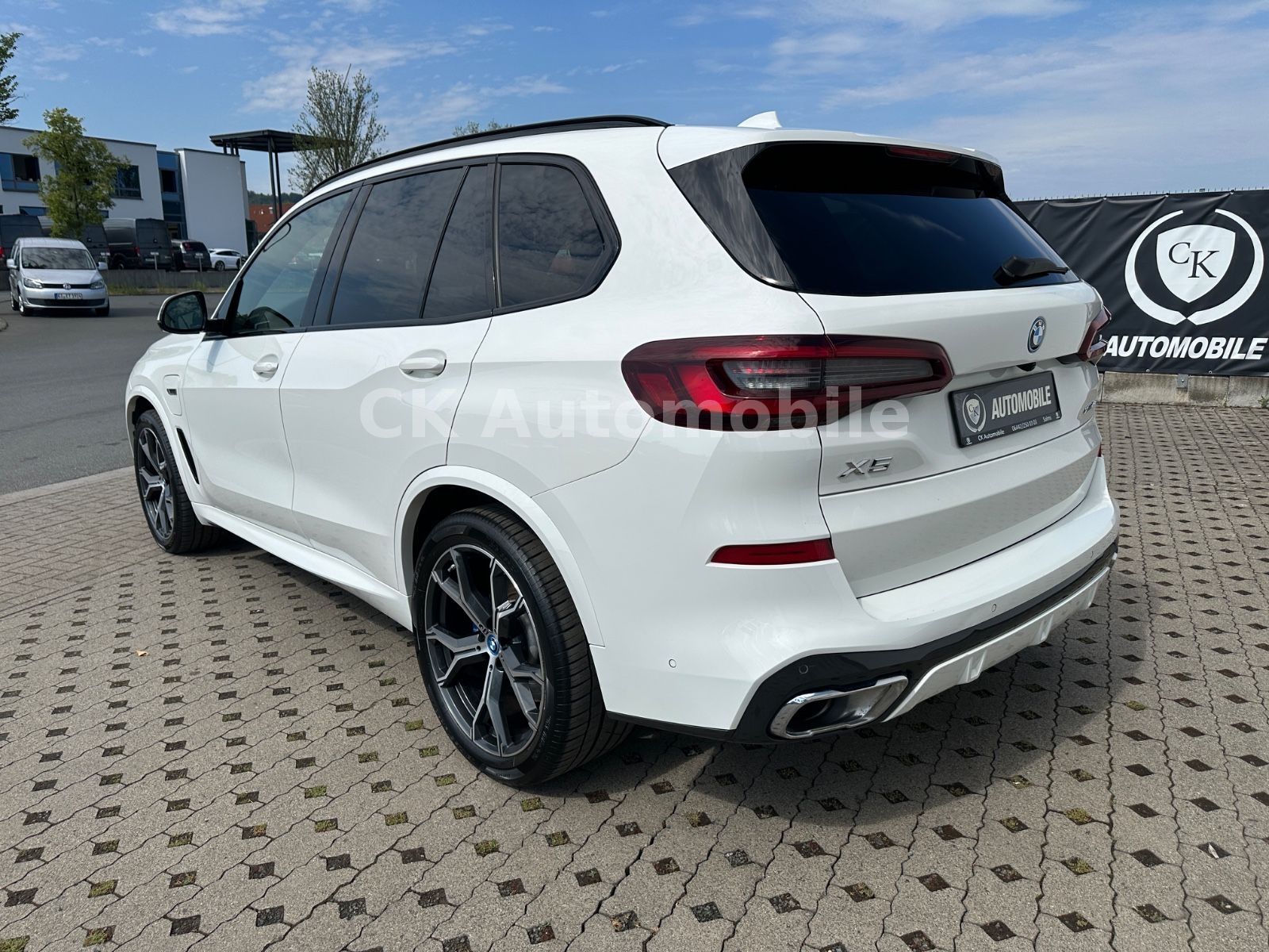 Fahrzeugabbildung BMW X5 xDrive45e M-Sport/Laser/Pano/Head-Up/360°/AHK