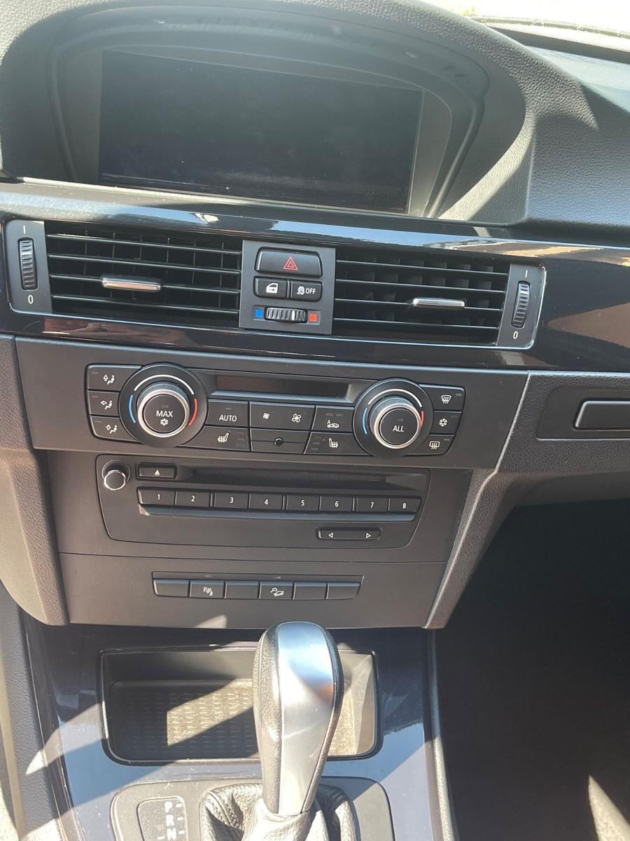 BMW 330 2011 — photo 8