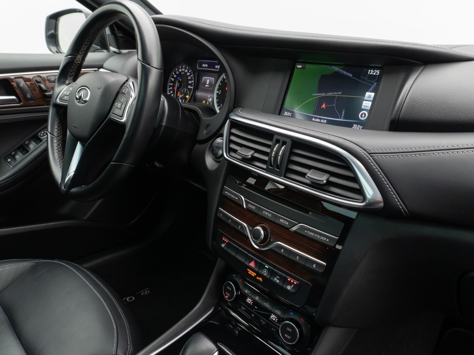 Fahrzeugabbildung Infiniti Q30 2.2 d Premium 360°Panorama Navi Sitzhzg LED