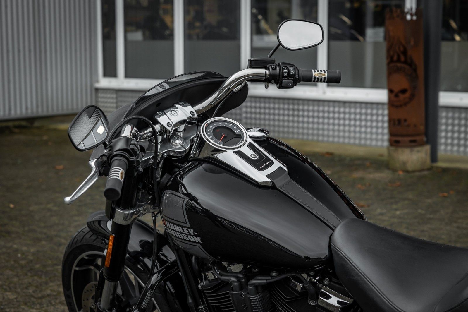 Fahrzeugabbildung Harley-Davidson FLSB Sport Glide Softail - JEKILL & HYDE