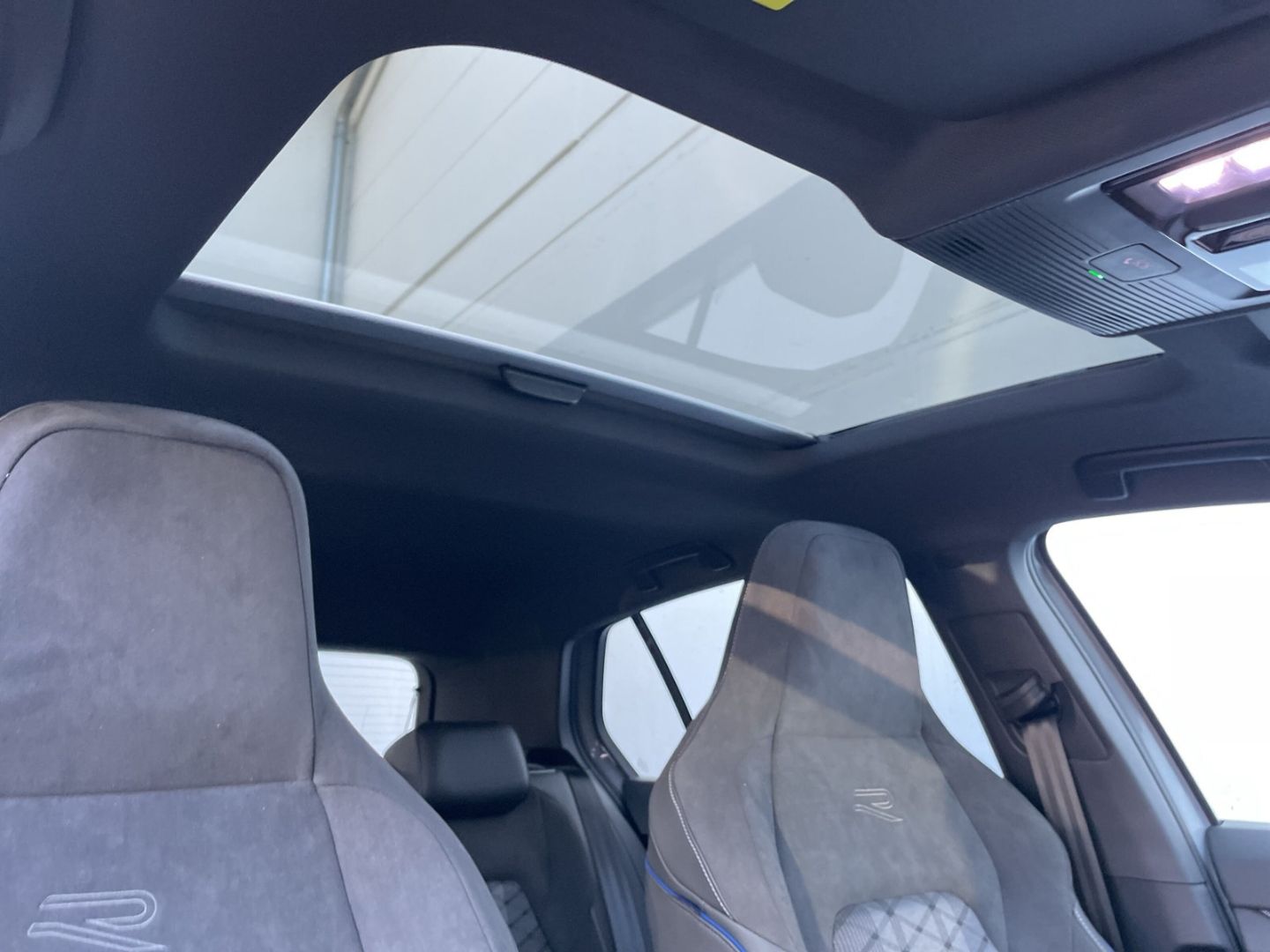 Golf VIII R-Line 2.0TDI DSG H&K/AHK/Pano/HUD/Nav