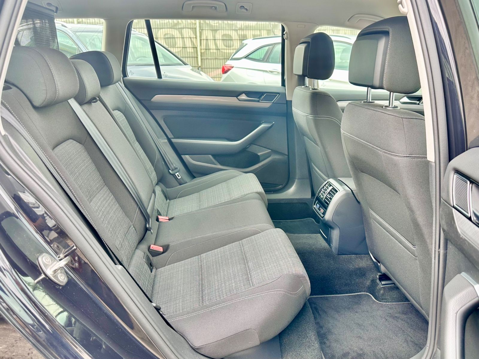Fahrzeugabbildung Volkswagen PASSAT VARIANT BUSINESS*AUTOM.+NAVI+1.HAND*