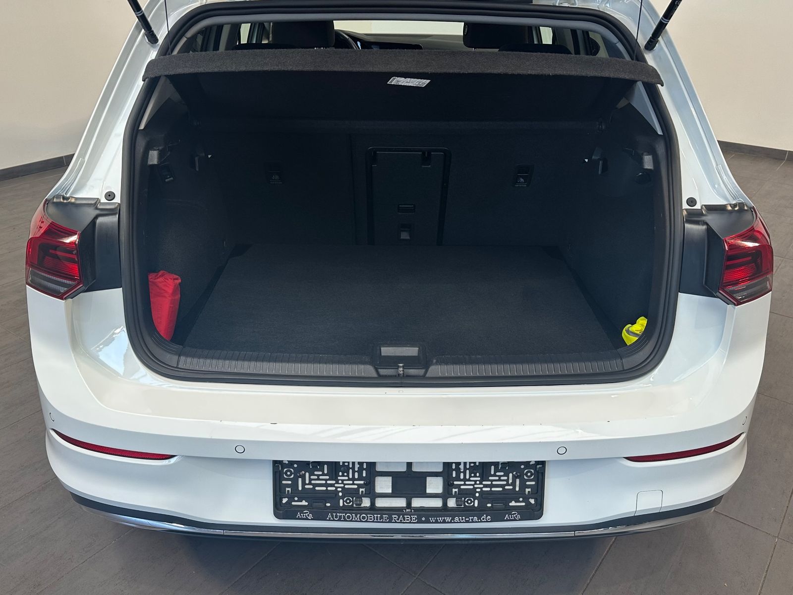 Fahrzeugabbildung Volkswagen Golf VIII 2.0 TDI DSG MOVE NAV+PANO+AHK+HUD+KAM