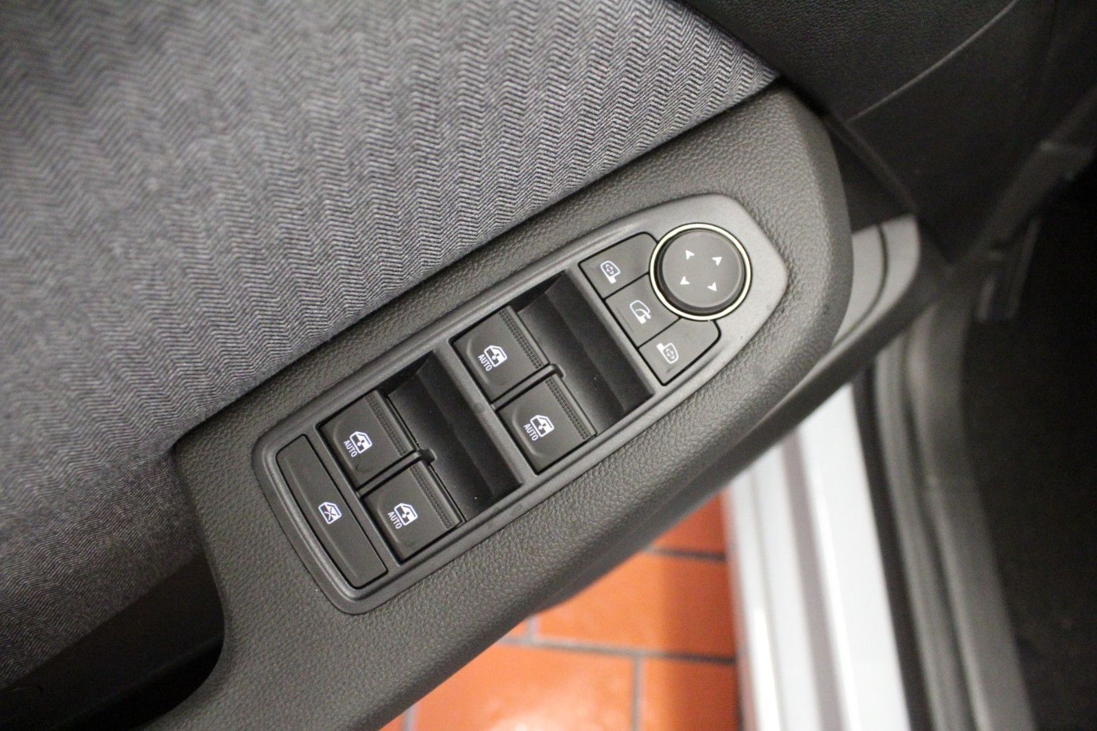 Fahrzeugabbildung Renault Clio TCe 90 Techno *Look-Paket*Winter-Paket*Bose