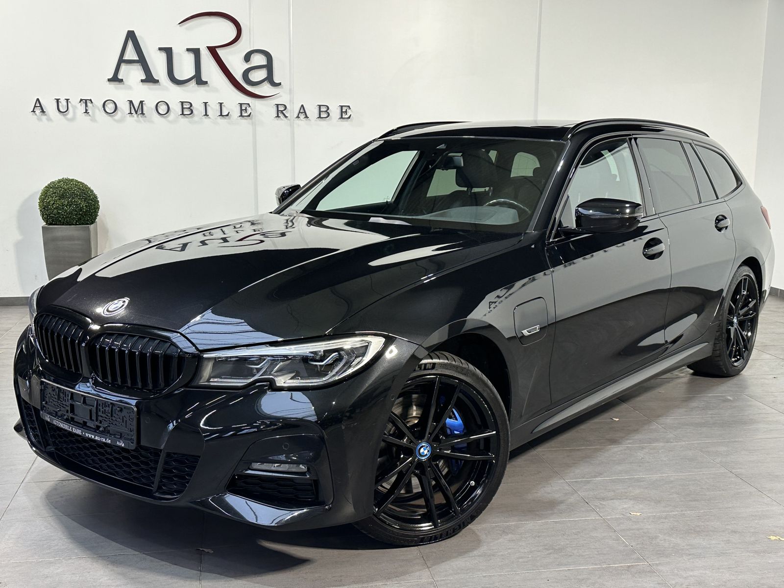 Fahrzeugabbildung BMW 330e Touring xDrive M-Sport NAV+LASER+PANO+HUD