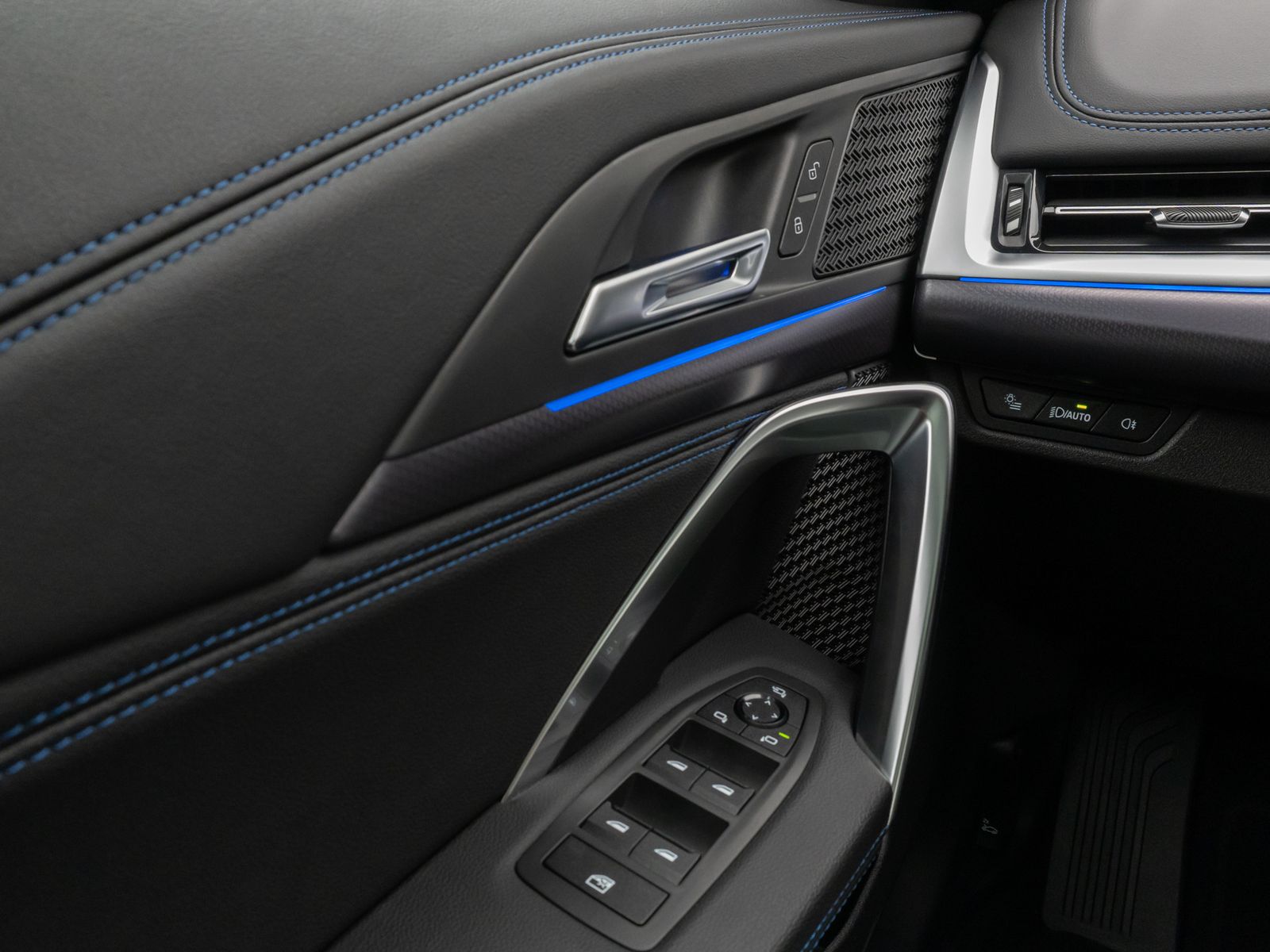 Fahrzeugabbildung BMW iX1 xD30 M Sport DAB Panorama Kamera Komfort 19"