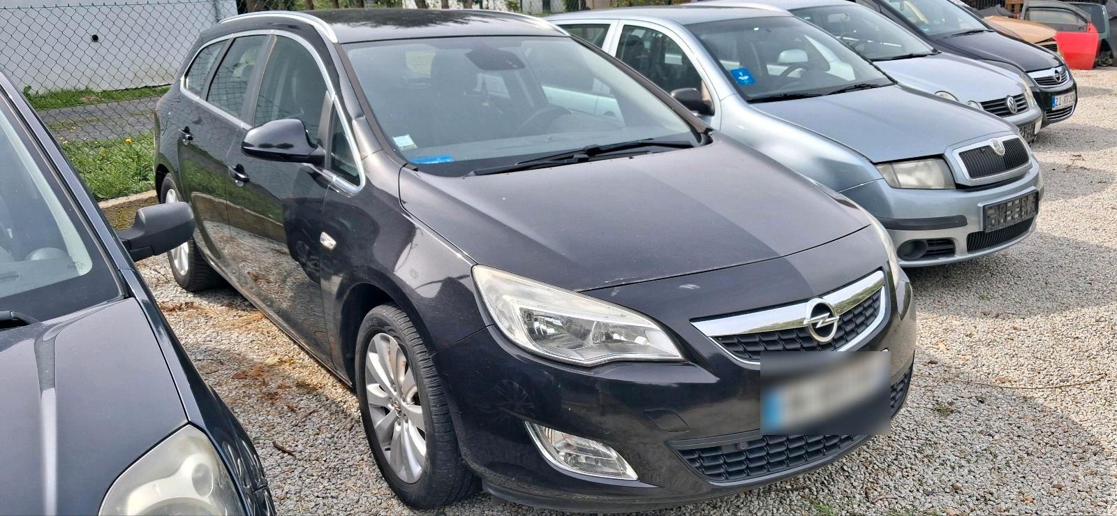 Opel Astra 2012 — rear view