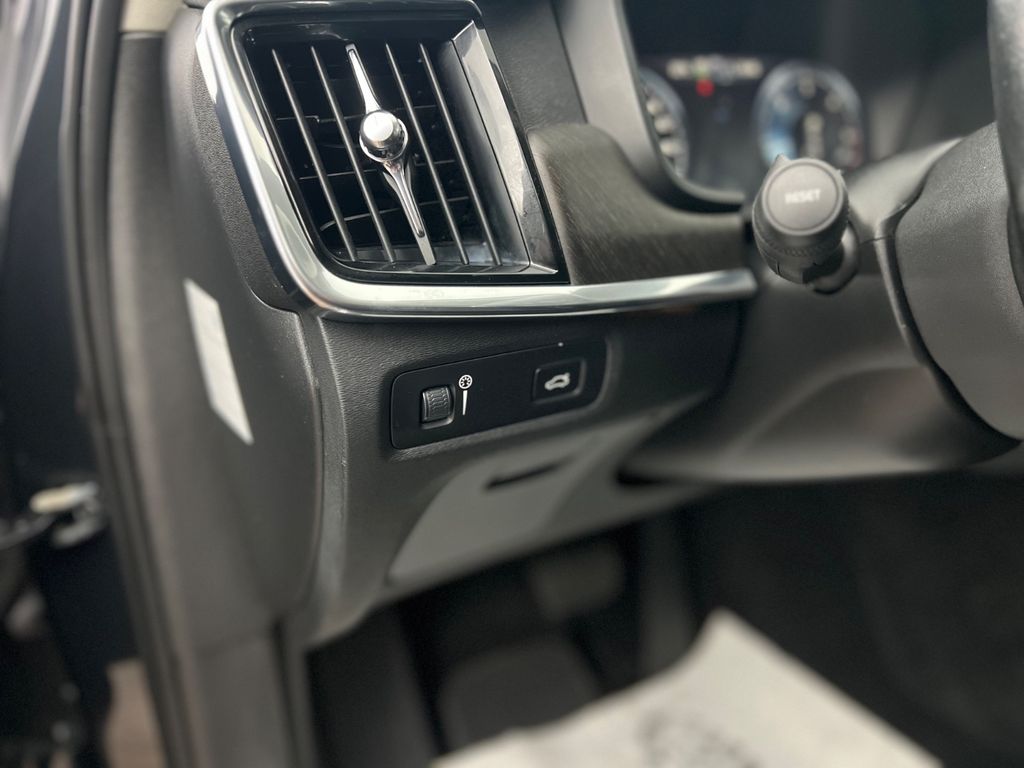 VOLVO V90 Cross Country D5 ALLRAD / 1.HD /235PS /B&W VOLVO V90 Cross Country D5 ALLRAD / 1.HD /235PS /B&W