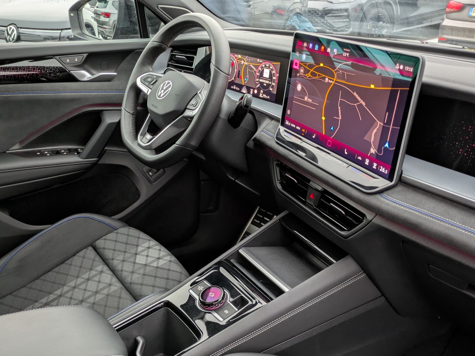 Fahrzeugabbildung Volkswagen Tayron 2.0 TDI 4M R-Line 7Si*MATRIX*AHK*PANO*HUD