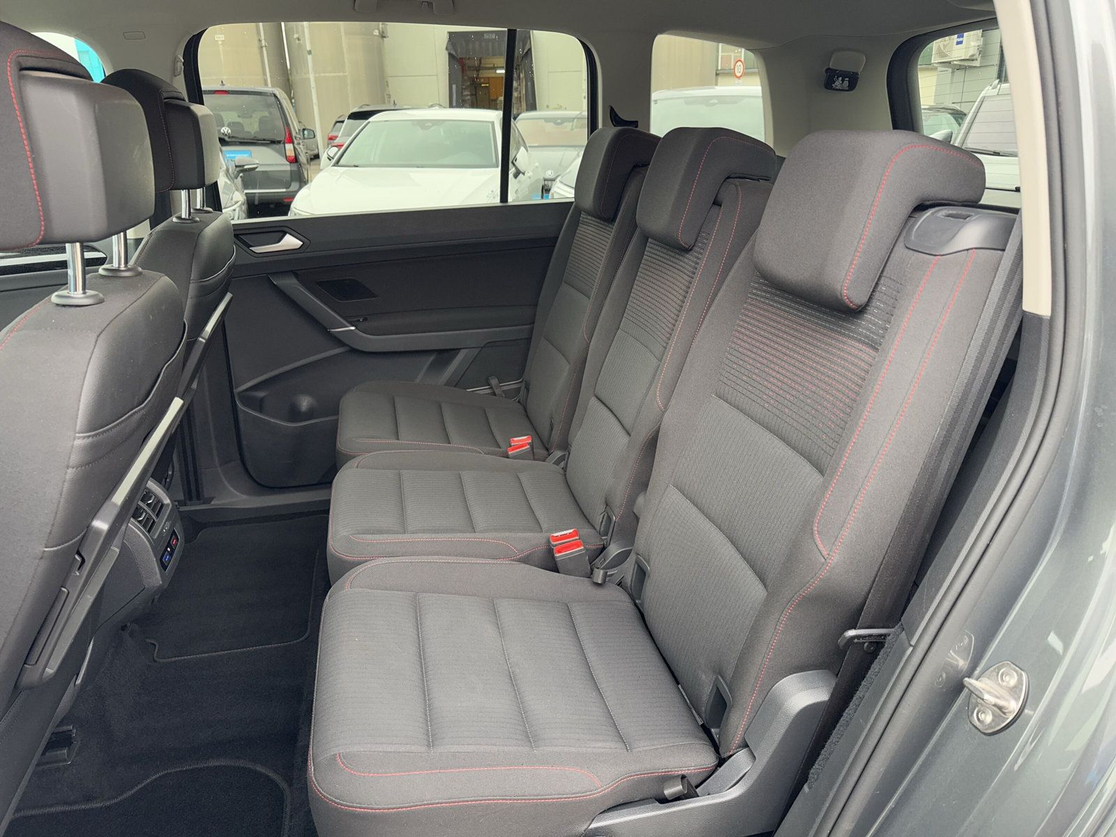 Fahrzeugabbildung Volkswagen Touran 1.2 TSI Sound 7-Sitzer LED APP